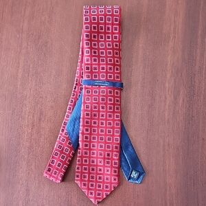 Roundtree & Yorke Trademark Red and Blue Square Pattern Quality Silk Tie